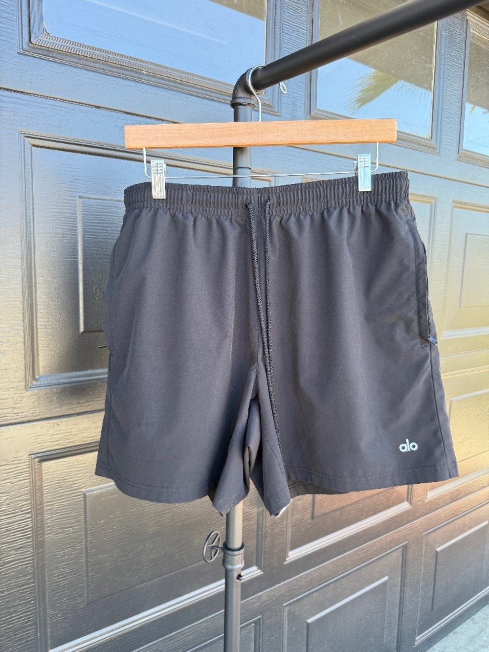 Used! Men's Alo Yoga L Black Performance Training Shorts Zip Pockets Drawstring